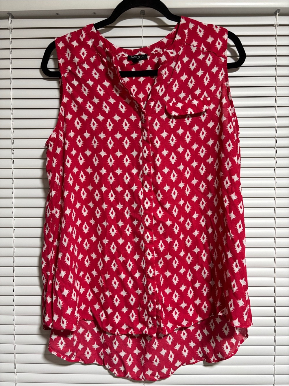 Sami & Jo Sleeveless Pink and White Geometric Button-Down Top